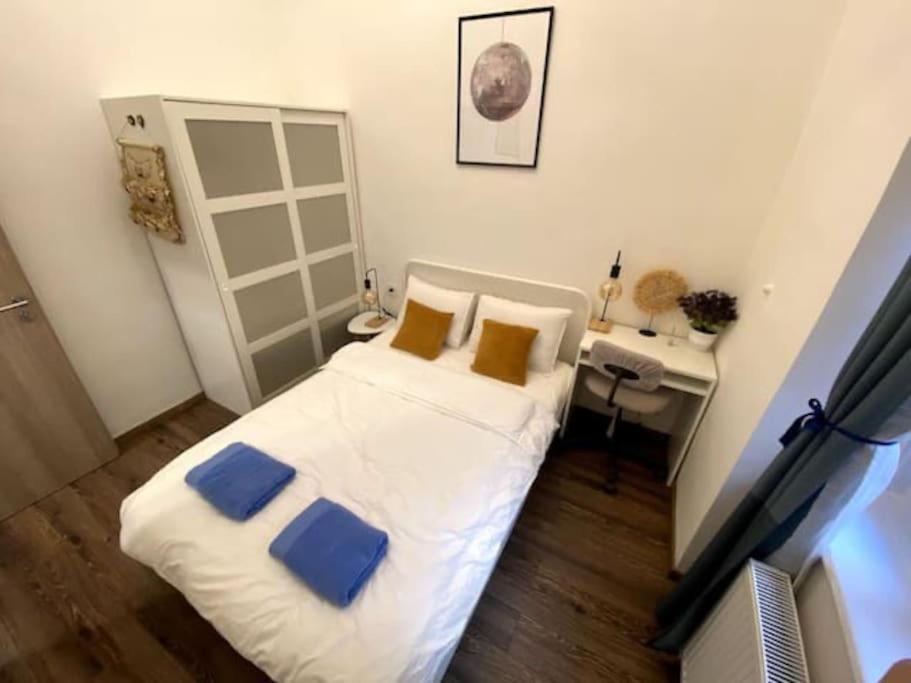 Ferienwohnung 西火车站舒适3间客房 Budapest Exterior foto