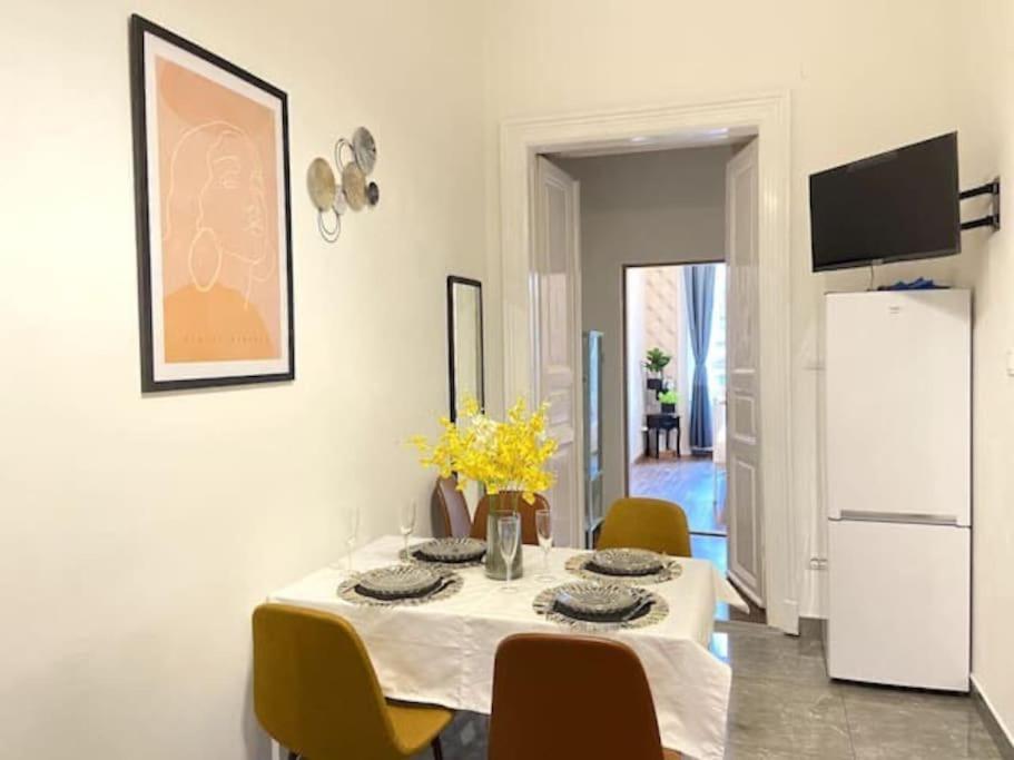 Ferienwohnung 西火车站舒适3间客房 Budapest Exterior foto