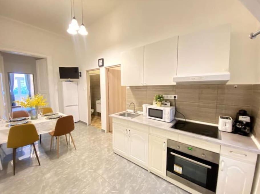 Ferienwohnung 西火车站舒适3间客房 Budapest Exterior foto